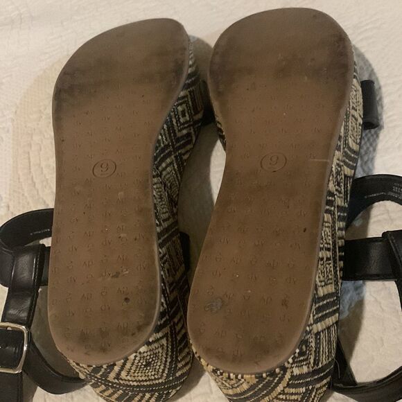 DV platform sandals. Size 9. Aztec design - Picture 8 of 11